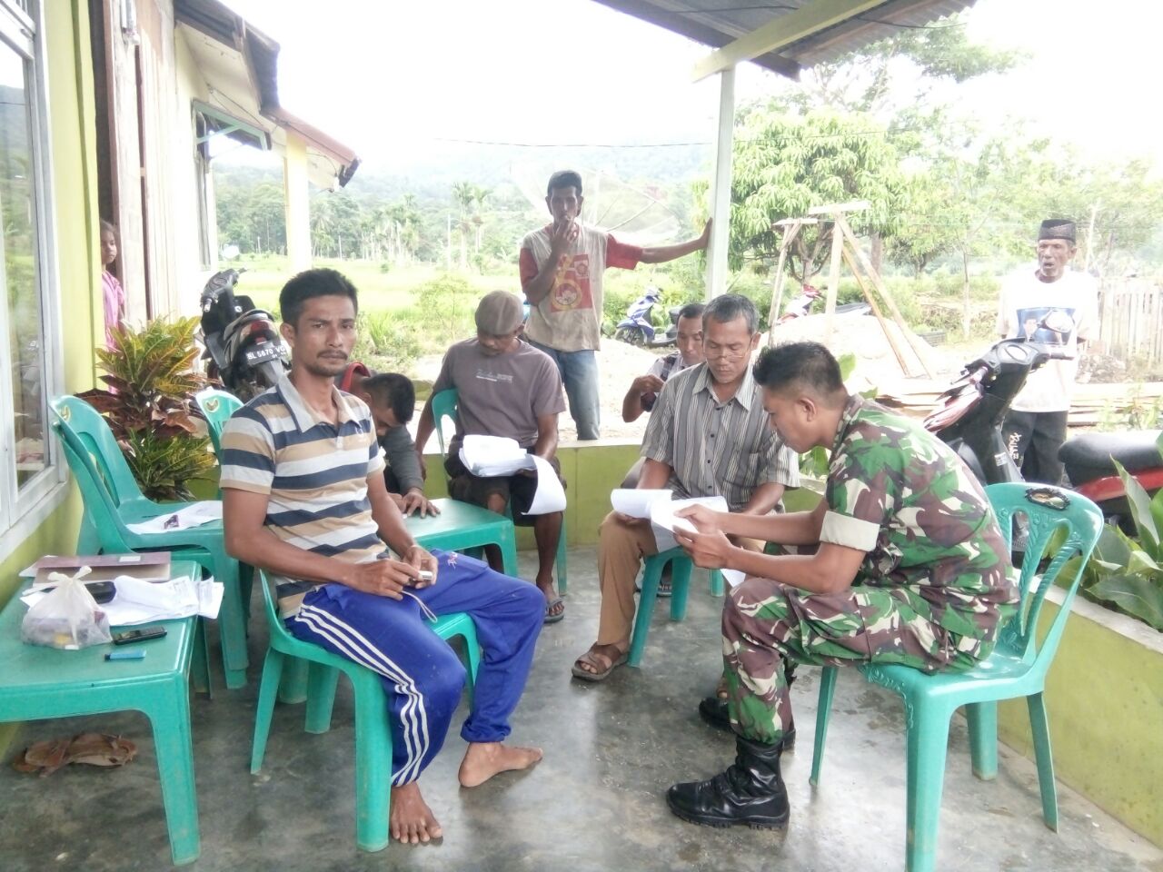 Babinsa Koramil 01/Blangpidie Senantiasa Siap Siaga Penuhi Panggilan Warganya