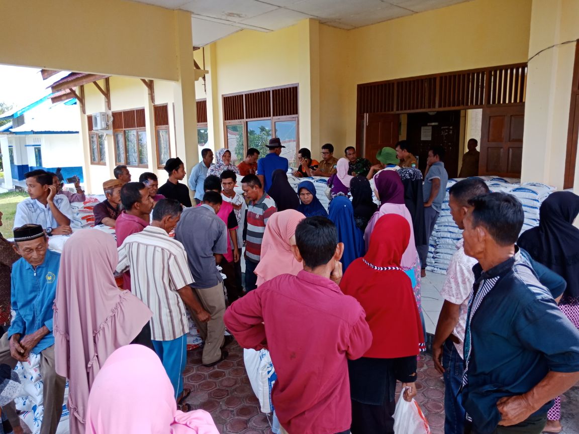Babinsa Pos Ramil 09/Lembah Sabil pantau pembagian Rastra