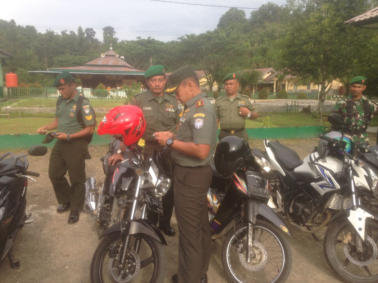 Dandim Cek Kelengkapan Kenderaan Personel Kodim 0115/ Simeulue
