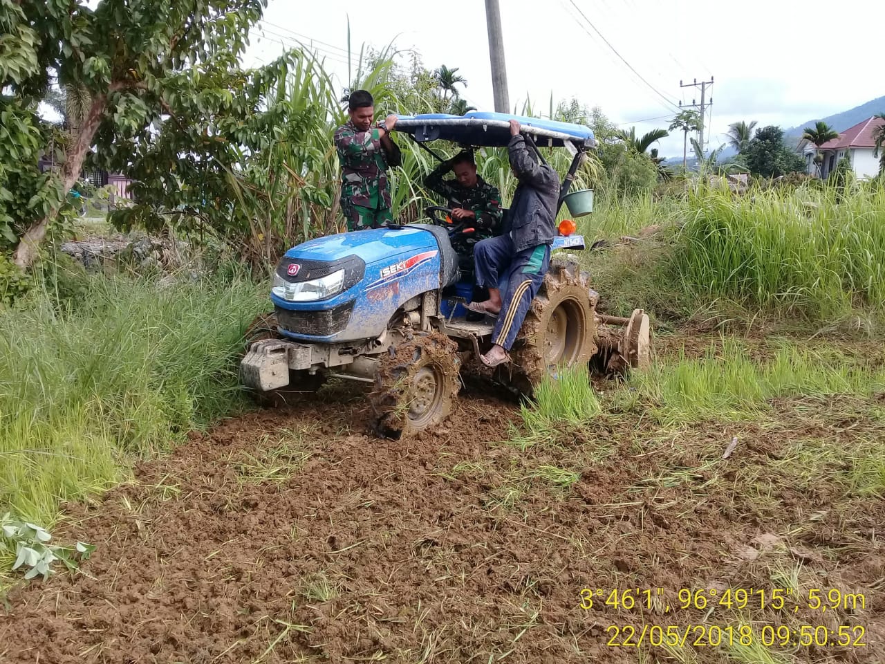 Babinsa Pos Ramil 03/Jeumpa Bantu Petani Bajak Sawah