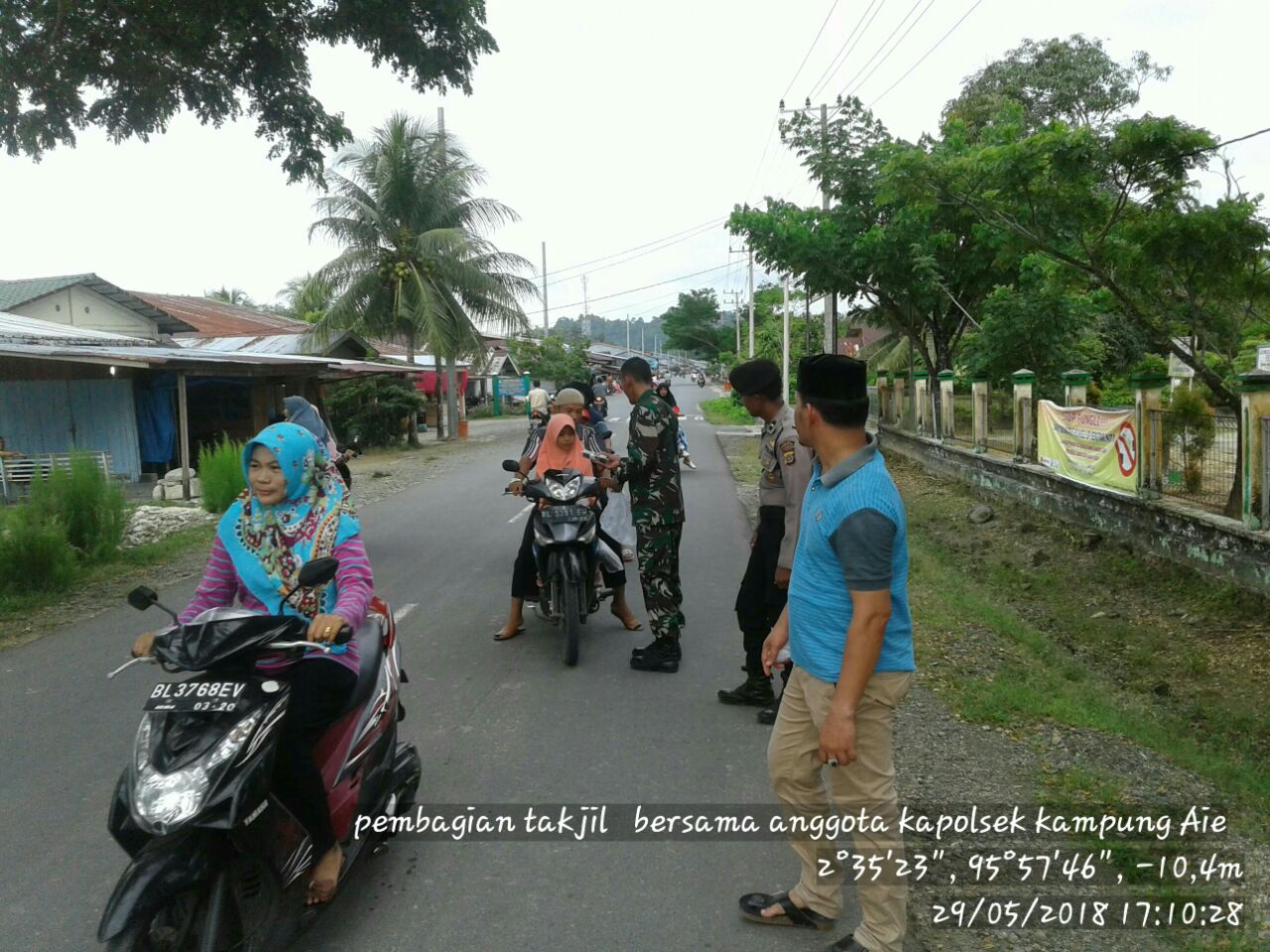 BABINSA KORAMIL 02/SIMTENG BERSAMA BABINTAMTIBMAS MEMBAGI TAKJIL KEPADA PENGGUNA JALAN