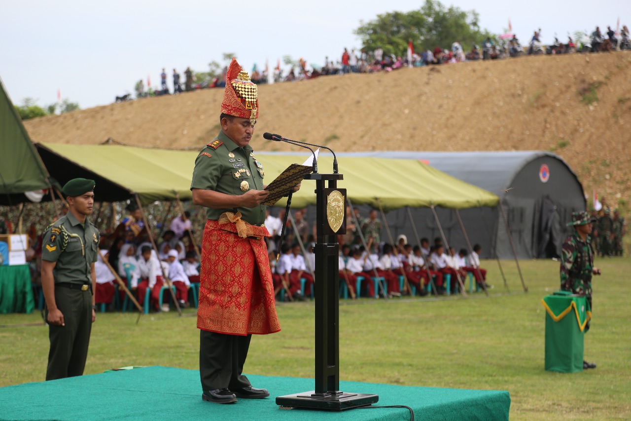 Pangdam IM sebagai Irup dengan Pakaian Adat Aceh
