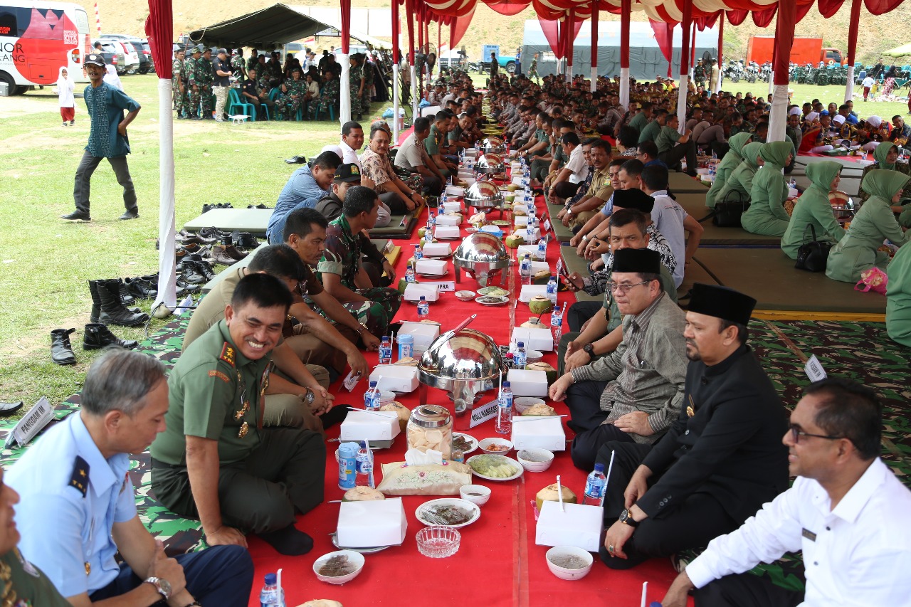 Pangdam Lesehan dan Makan Bersama dengan TNI POLRI dan Masyarakat