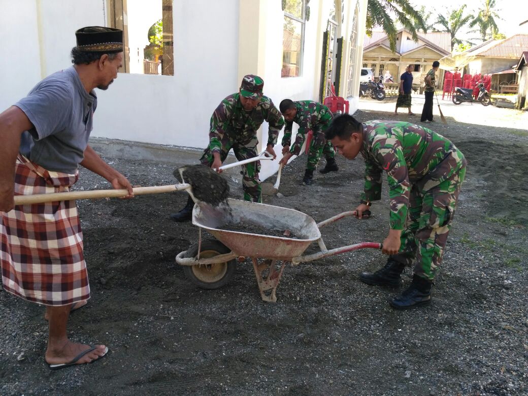 Sambut Bulan Ramadhan Babinsa Kuala Pesisir Bersihkan Mesjid