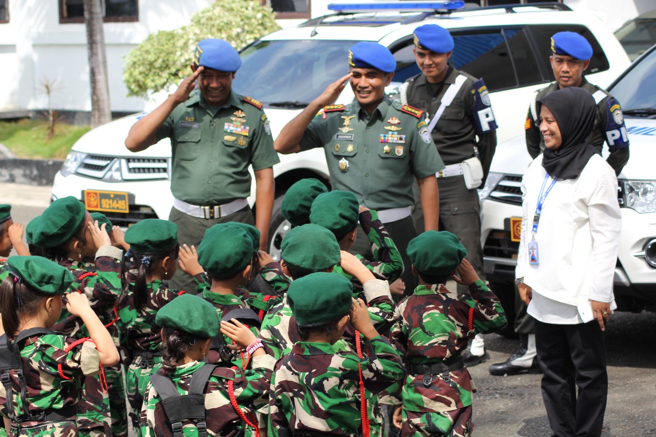 Pomdam IM Berikan Pengetahuan Alutsista dan Tugas Fungsi Polisi Militer Kepada Murid TK Kartika XIV-II