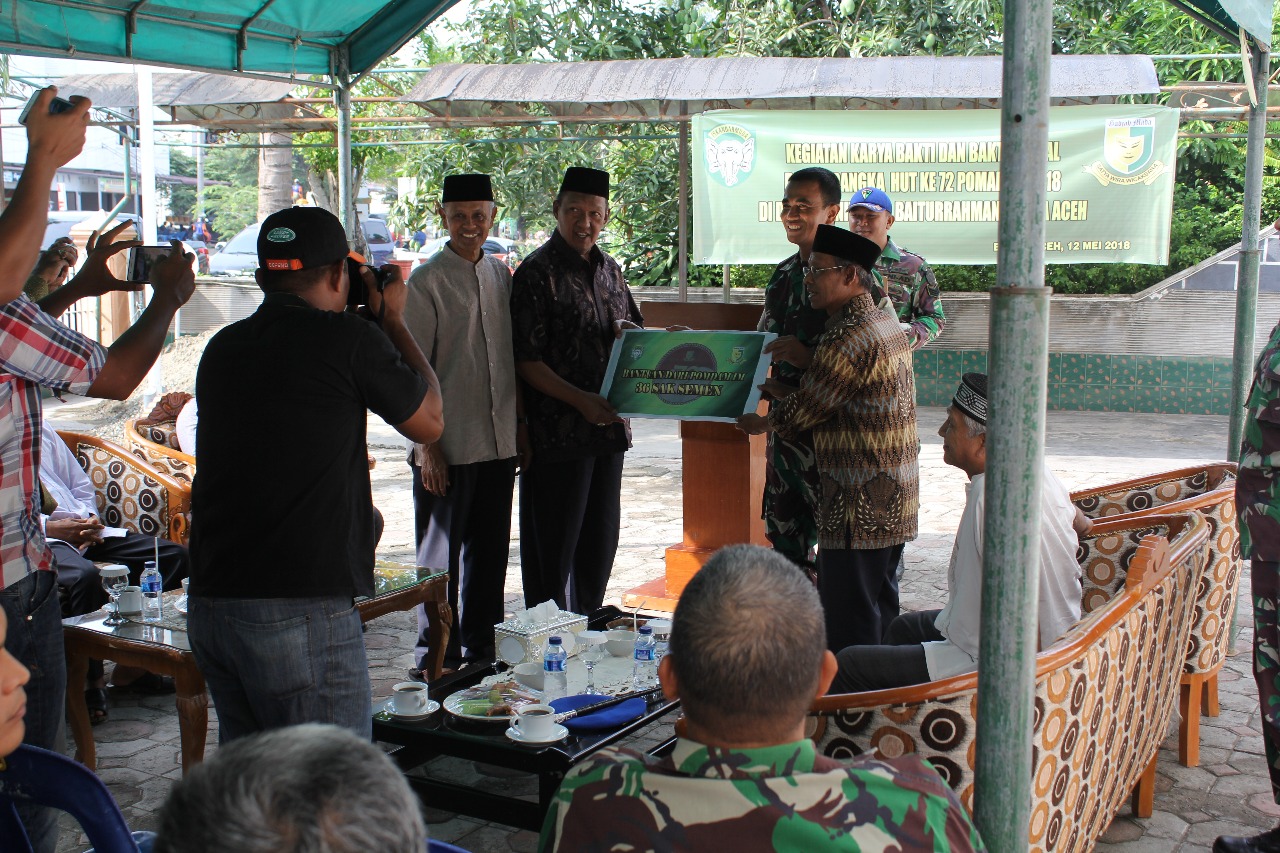 Personel Pomdam IM Karya Bhakti Bersihkan  Masjid Besar Pahlawan