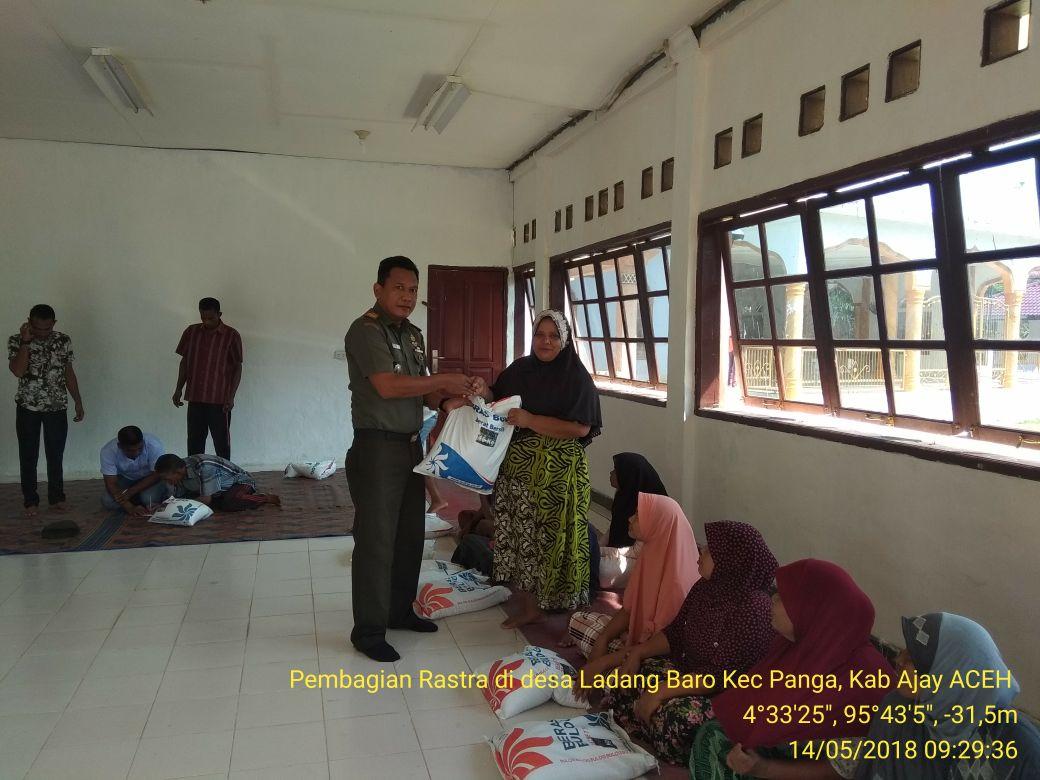 Danramil 05/ Panga Bantu Salurkan Beras Sejahtera