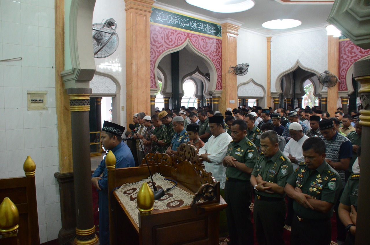 Awal Ramadhan, Pangdam dan Prajurit Serta PNS Sholat Jum’at Berjamaah di Masjid Kodam IM