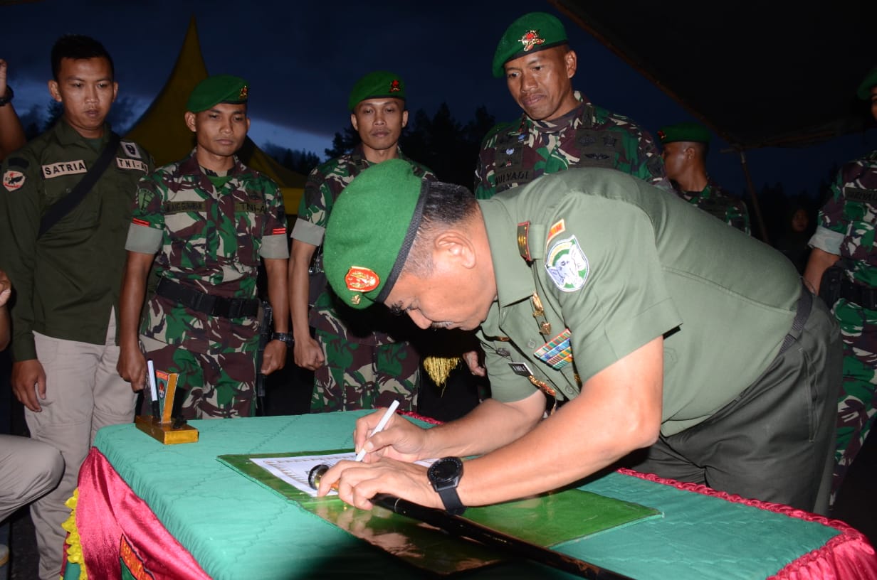 PANGDAM IM RESMIKAN KOLAM RENANG YONIF 114 SATRIA MUSARA