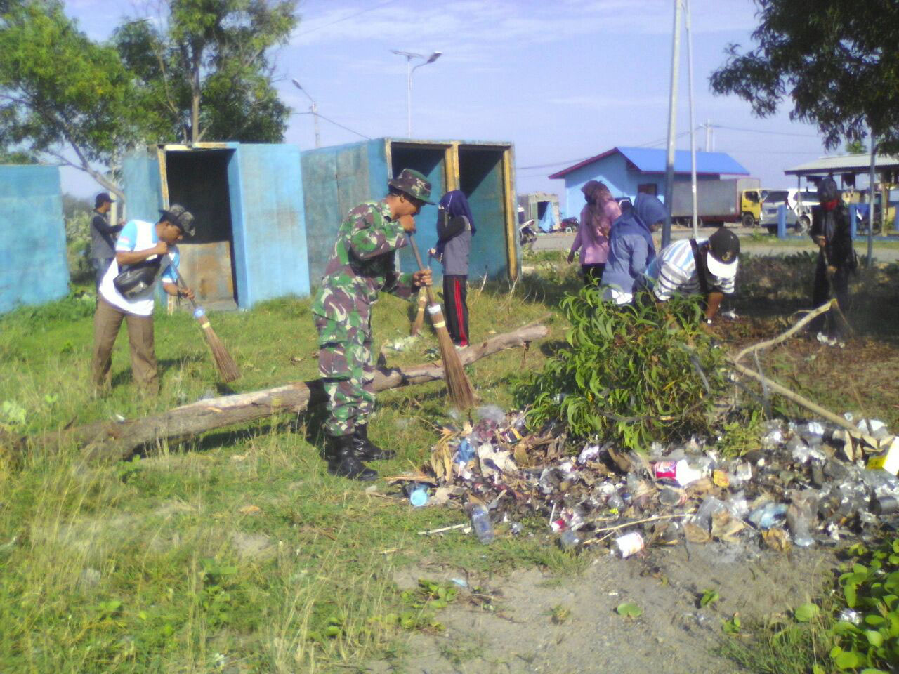 Warga Gotong Royong Bersihkan Wilayah Desa, Babinsa Koramil Kuta Alam Ikut Serta