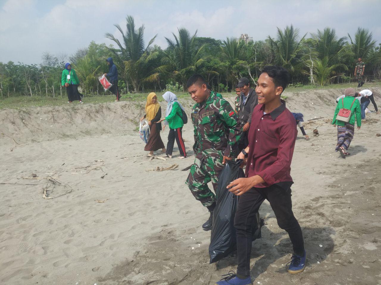Detasemen Arhanud-001 Ikut Lestarikan Pantai Bangka Krueng Geukuh