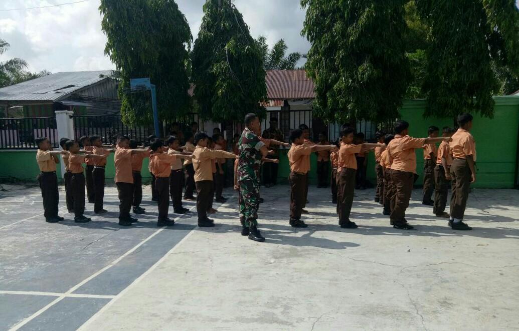 Babinsa Koramil 06/Teunom Latih Pramuka Siswa SDN 4 Teunom