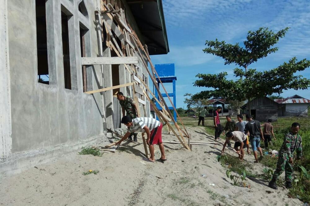Karya Bakti, TNI Bersama Masyarakat Bersihkan Mesjid