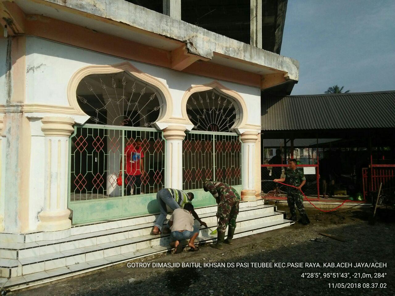 Sambut Bulan Ramadhan, TNI Dan Warga Bersihkan Rumah Ibadah