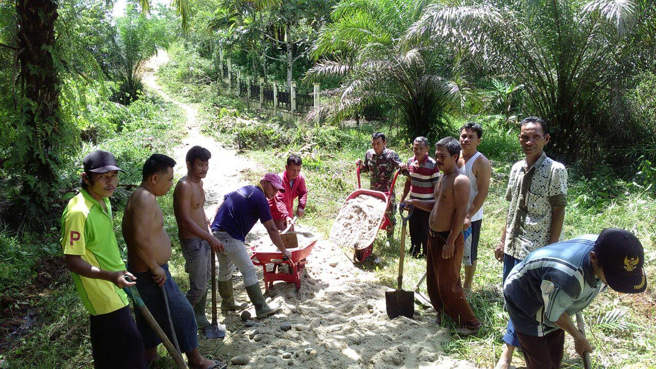 Babinsa Koramil 03/Gunung Meriah Pelopori Warga Desa Laksanakan Gotong Royong