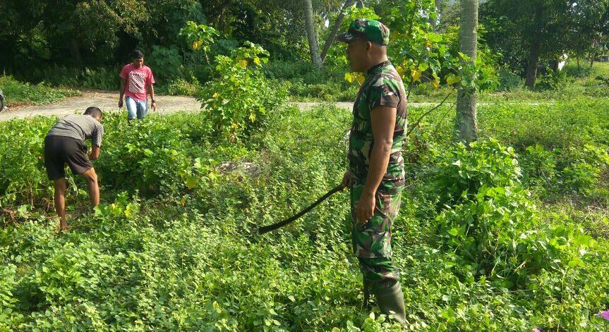 Babinsa Kodim Aceh Selatan Gelar Komsos Melalui Gotong Royong