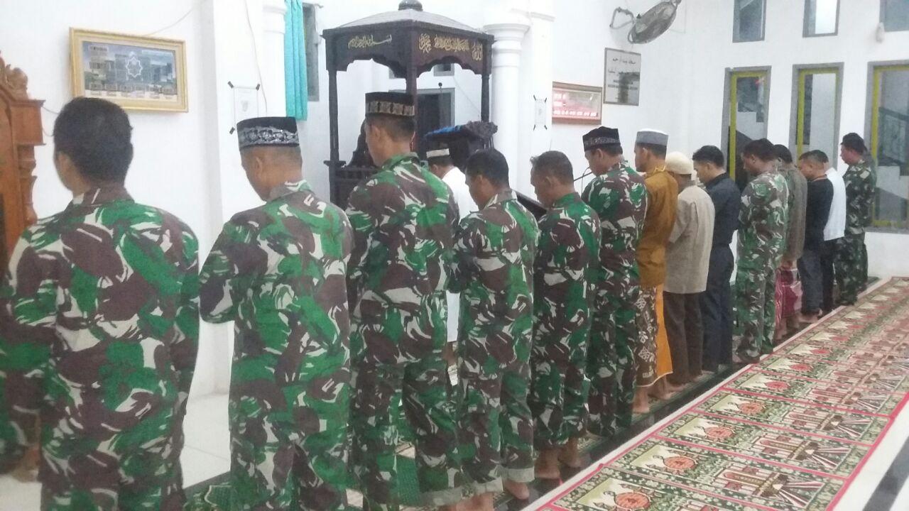 Personil Koramil 05/Panga Manunggal Subuh Dengan Masyarakat