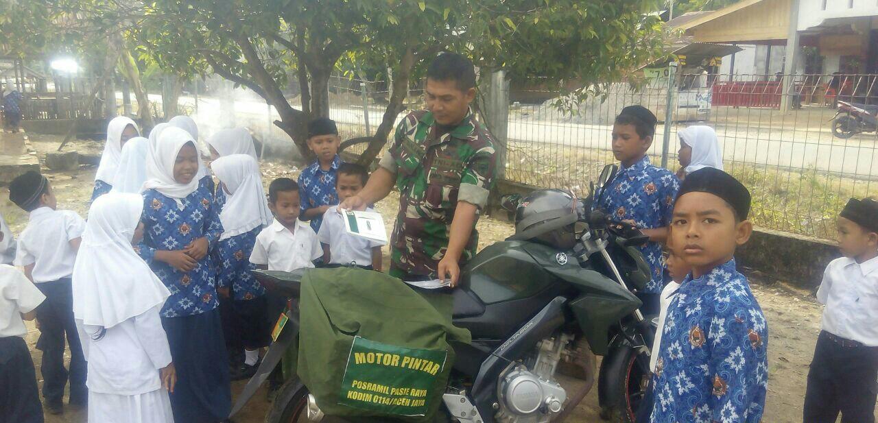 Motor Pintar Babinsa Pasie Raya Sambangi Sekolah Madrasah Ibtidaiyah