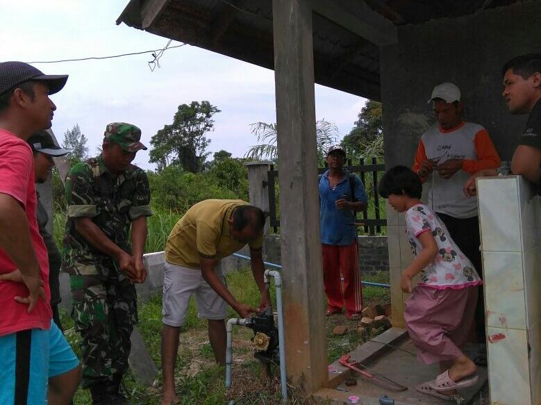 Anggota Koramil 02/Singkil dan Masyarakat Gotroy Perbaiki Saluran Air
