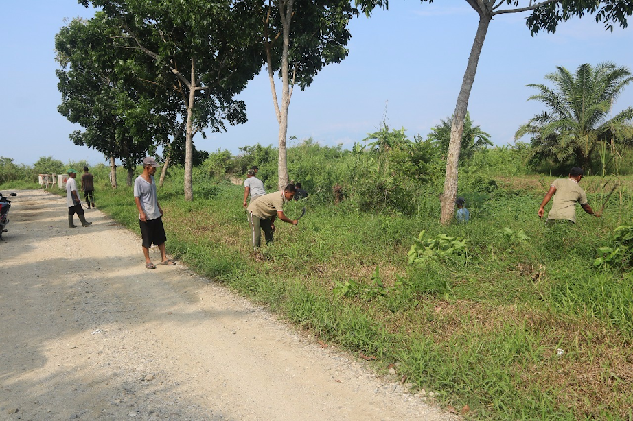 Anggota Brigif 25/Siwah Gotong Royong Bersama Warga