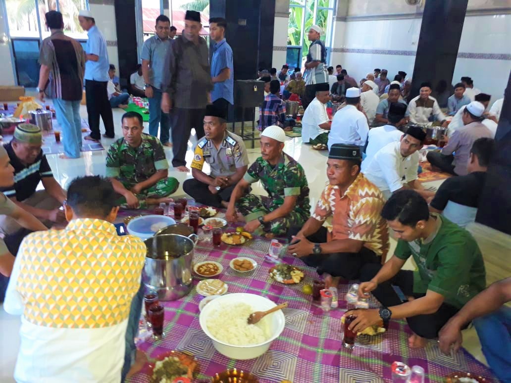 Personel Koramil 18/Ingin Jaya Buka Puasa Bersama Dengan Masyarakat Desa Meunasah Lambaro
