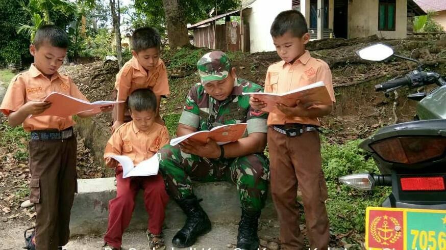 Wujudkan Kepedulian Pendidikan, Babinsa Simpang Kanan Kodim 0109/Singkil Motivasi Generasi para pemula