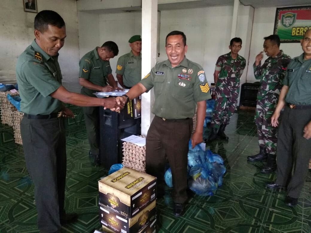 Ratusan Prajurit Kodim 0106/Ateng Terima Bingkisan Hari Raya