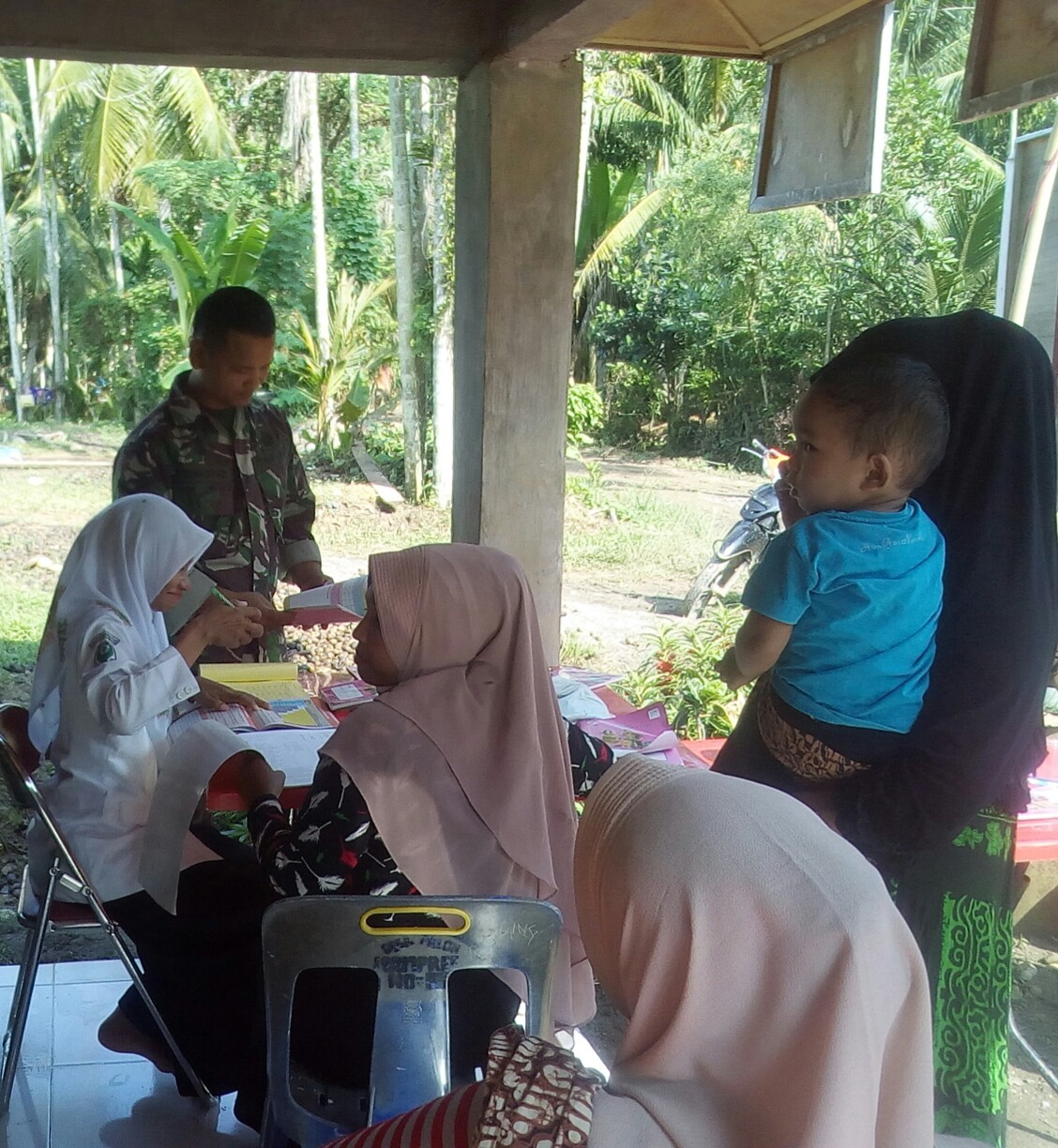 Dampingi Kegiatan Posyandu, Wujud Nyata Kepedulian Babinsa Terhadap Kesehatan Warga