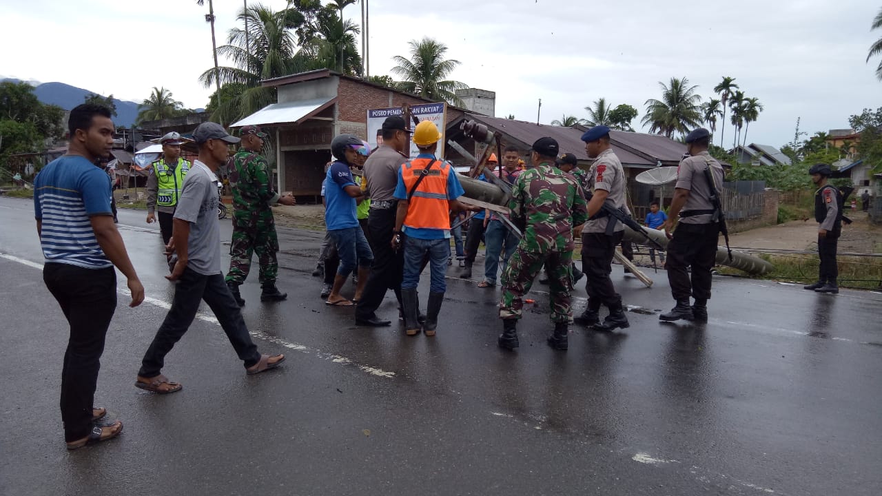 Anggota Koramil 20/Bandar Dua Bersama Anggota Polsek dan Warga Evakuasi Tiang Listrik Tumbang Kejalan
