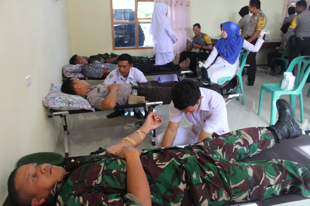 Sinergitas TNI-Polri Dalam Donor Darah HUT Bhayangkara Ke 72