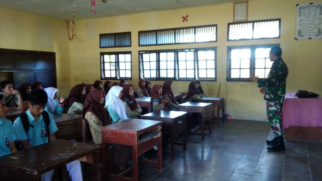 Koramil 05/Tangan-tangan Manunggal Sekolah di SMAN 5 Abdya