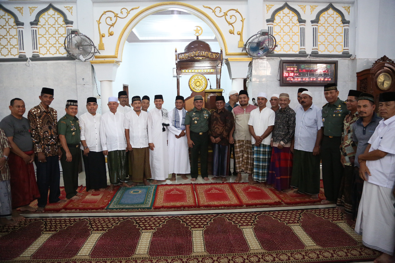 Pangdam IM Manunggal Subuh di Mesjid Liwaul Hamdi