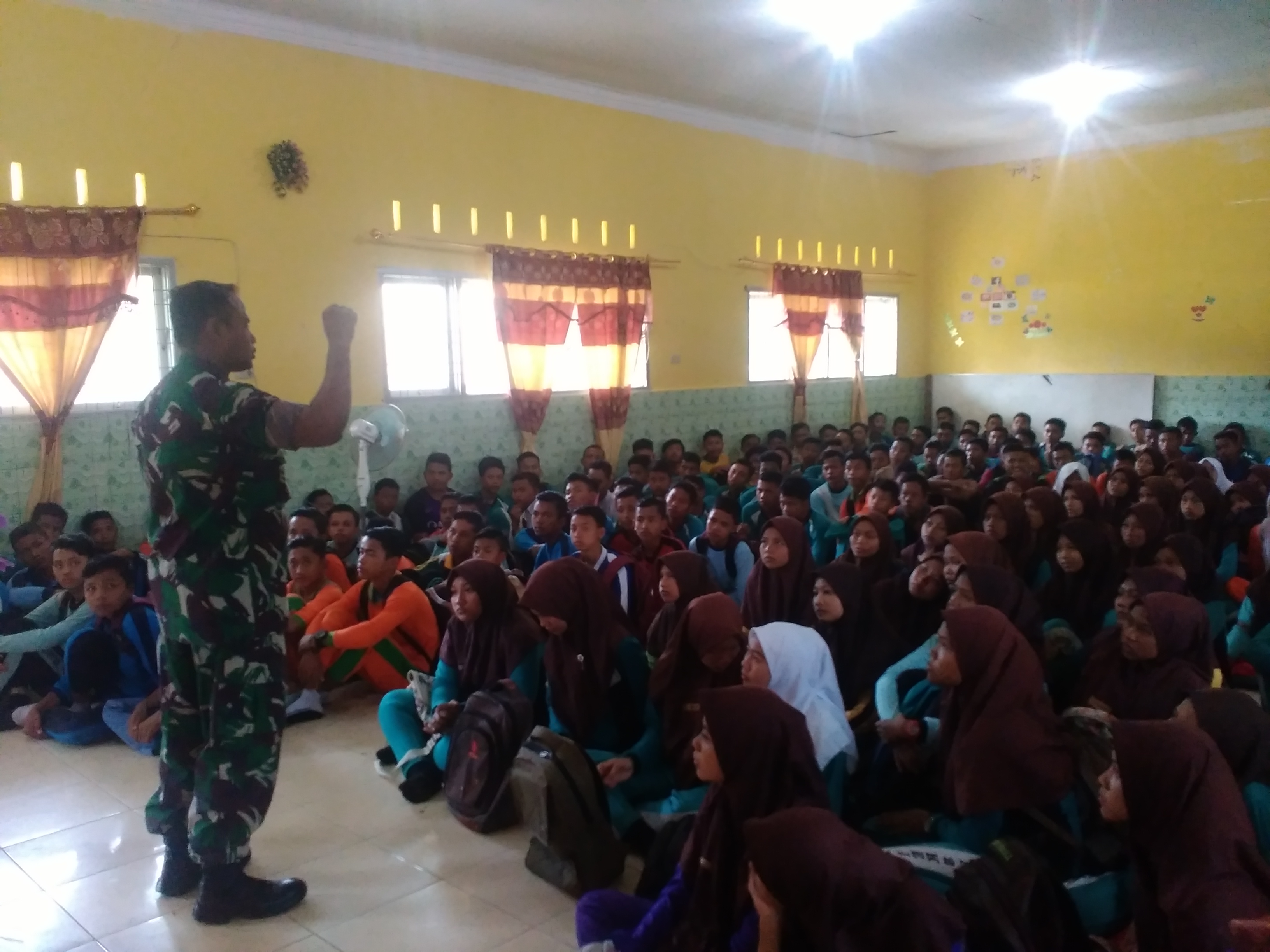 Dandim 0117/ Atam Berikan Wasbang Kepada  Siswa SMA Negeri 4