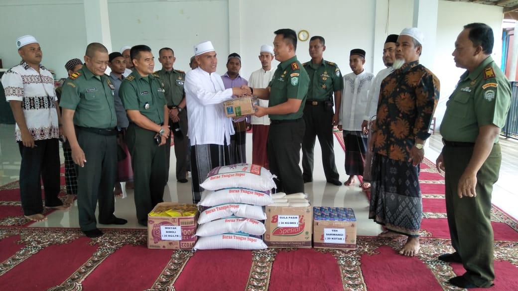 Kodim Aceh Jaya Berikan Bingkisan Lebaran ke Pesantren Darul Abrar