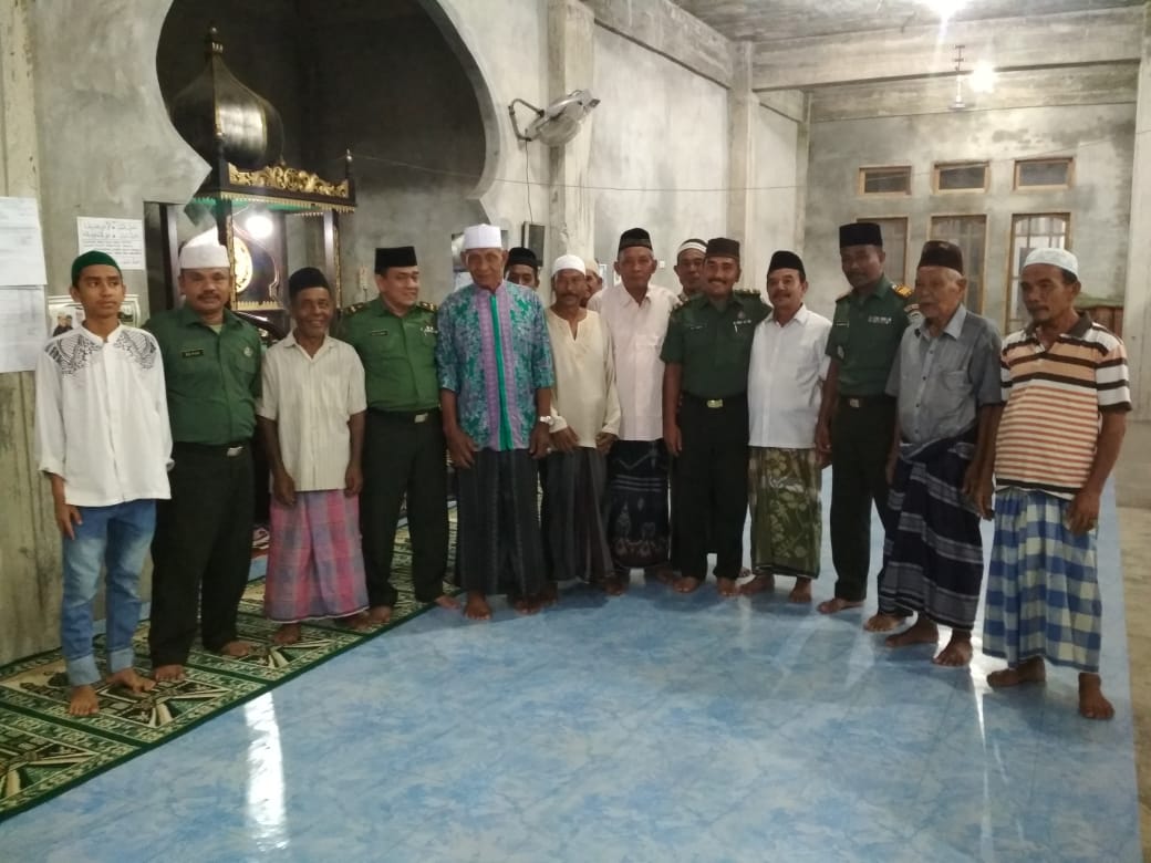 Danramil 03/Kaway XVI Berserta Anggota Ajak Masyarakat Shalat Subuh Berjamaah di Masjid
