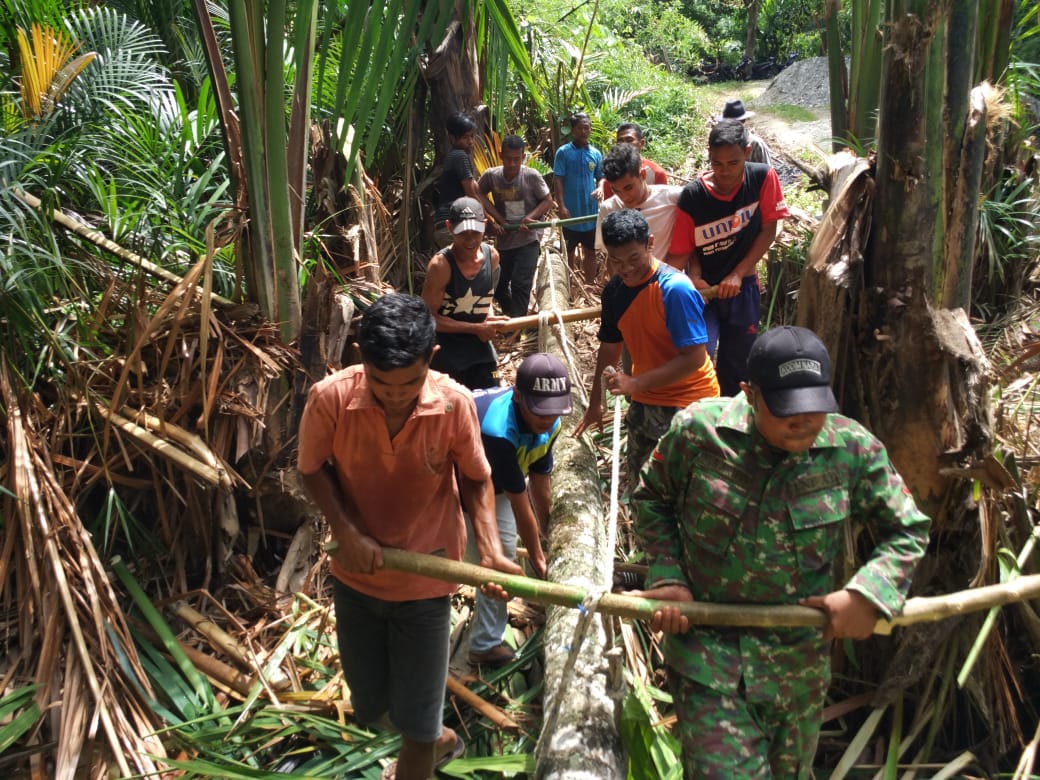 Puasa Tak Menyurutkan Warga Desa Blang Baro Untuk Bergotong Royong