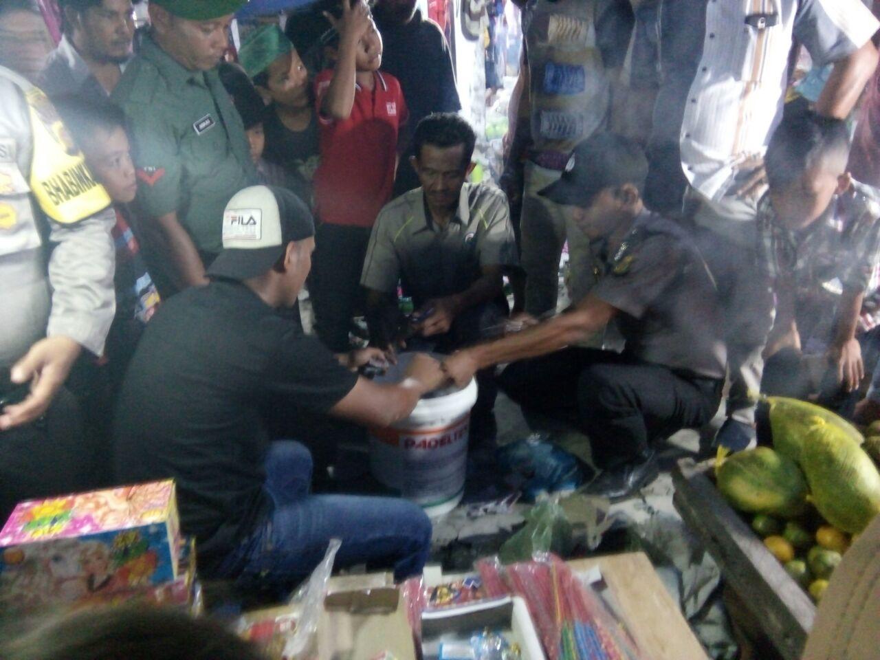 Babinsa Koramil Pulau Banyak Kodim Singkil Bersama Babinkamtibmas Tertibkan Penjual Petasan