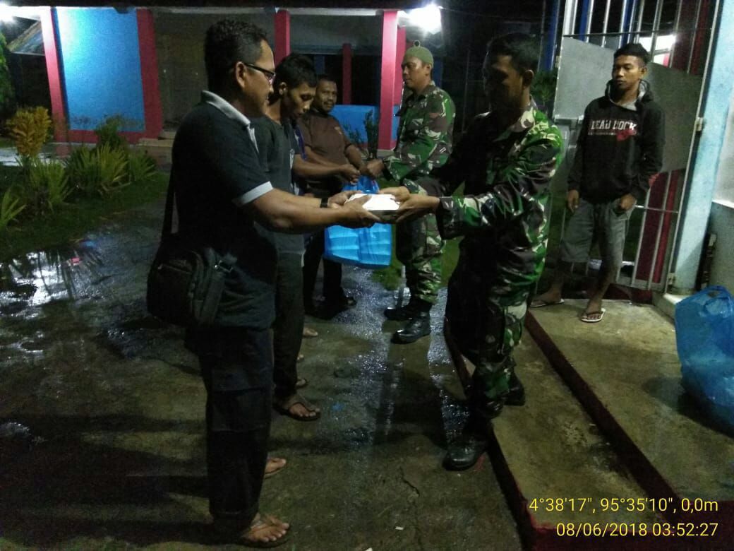 Babinsa Koramil 04 Bagikan Nasi Sahur  Dilapas Calang