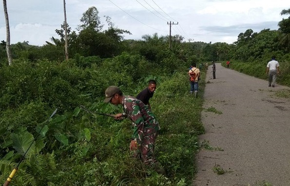 Babinsa Dan Masyarakat Bersihkan Jalan
