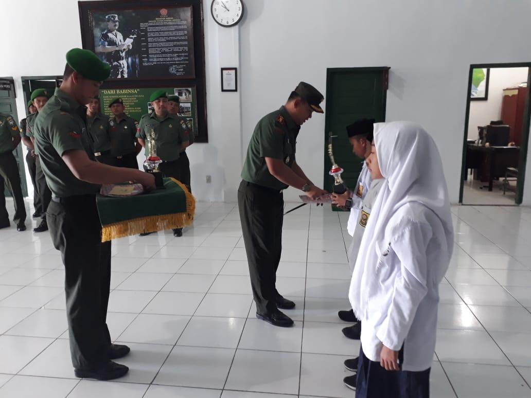 Dandim Aceh Jaya Serahkan Hadiah Juara Lomba MTQ, Adzan dan Pidato Tingkat SMP