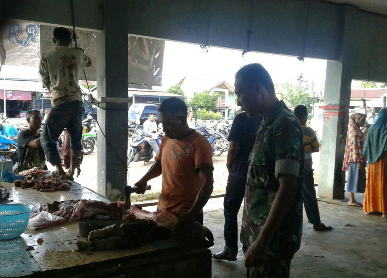 Hari Meugang, Babinsa Calang Pantau Pasar Daging