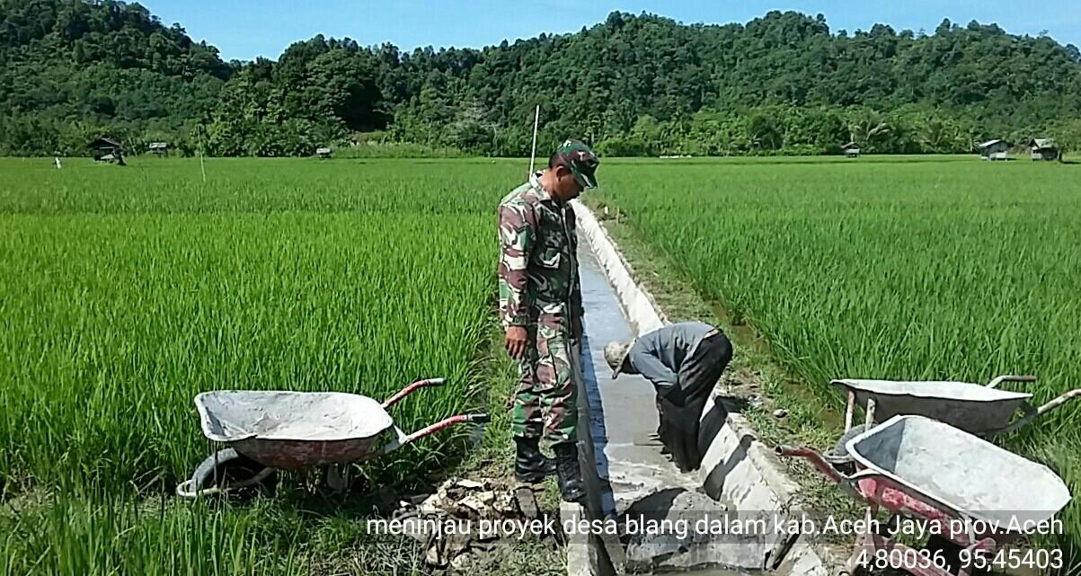 BABINSA KODIM ACEH JAYA BANTU AWASI PEMBANGUNAN IRIGASI