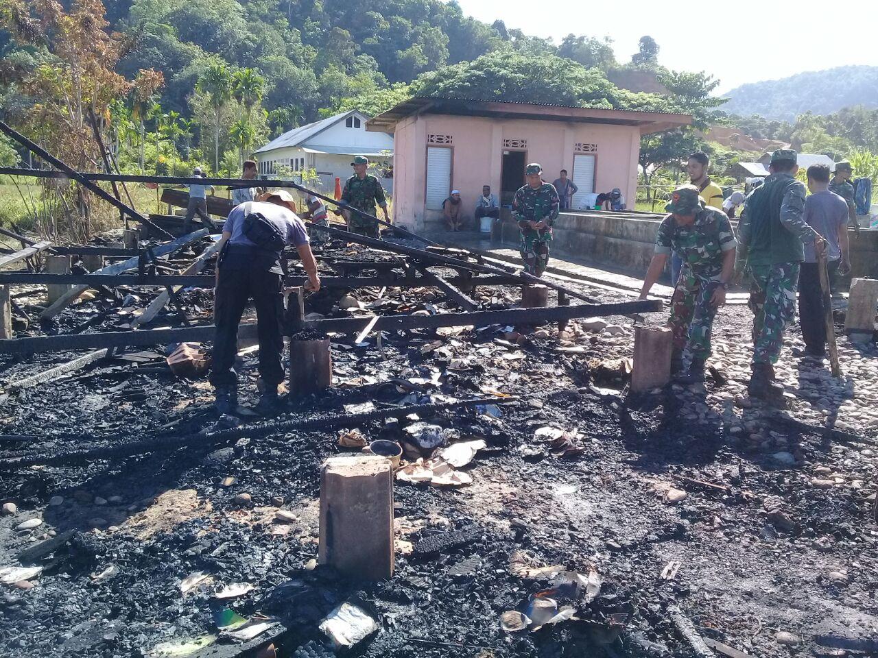Koramil 10/Labar Kodim Asel  Bersihkan Sisa Kebakaran Ponpes Nur Yaqdhah
