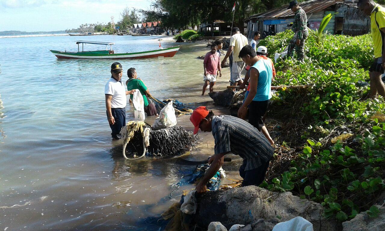 Babinsa Pulau Terluar Gotong Royong Bersama Masyarakat