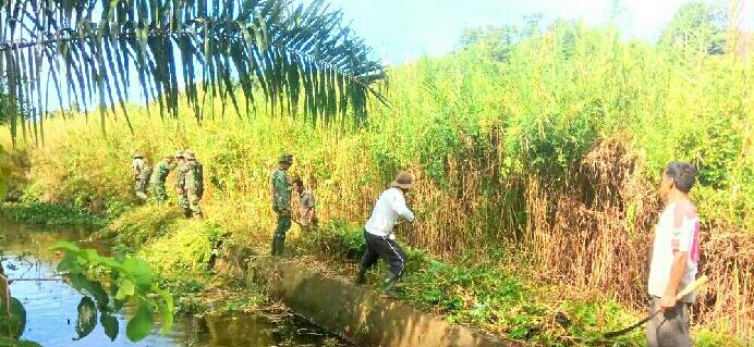 Sering Banjir,  Babinsa Lhok Kruet Dan Warga Bersihkan Drainase