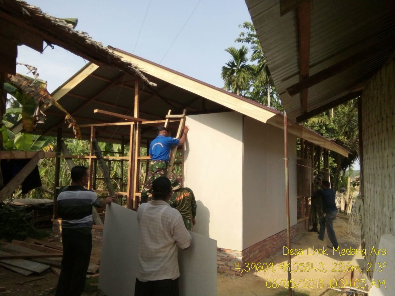 Babinsa Membantu Warga dalam Perehapan Rumah Tidak Layak Huni