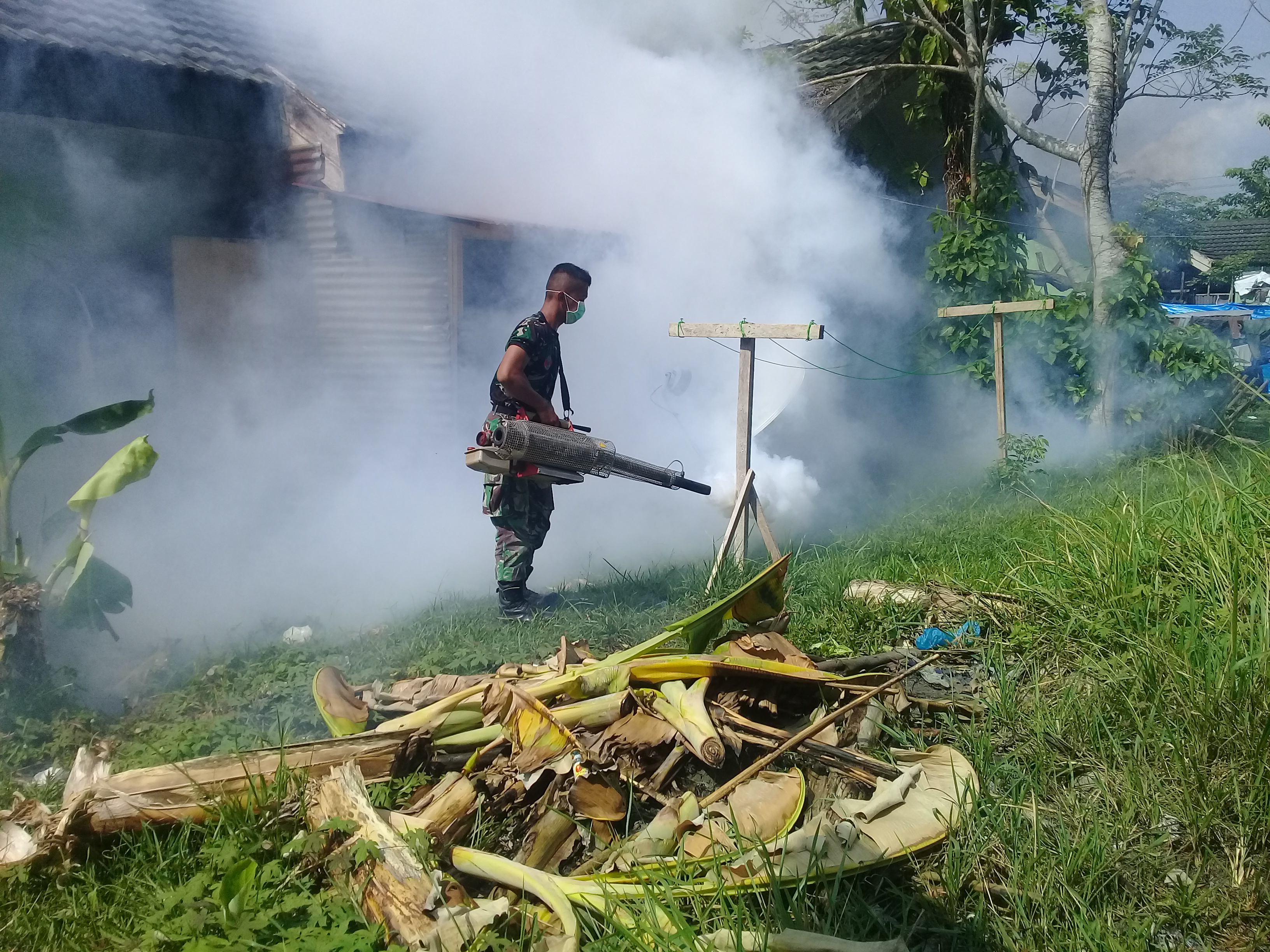 Cegah Demam Berdarah, Timkes Denarhanud-001 Laksanakan Fogging