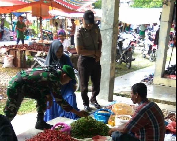 Babinsa Koramil 03/Kaway XVI Turut Serta Menertibkan Pasar