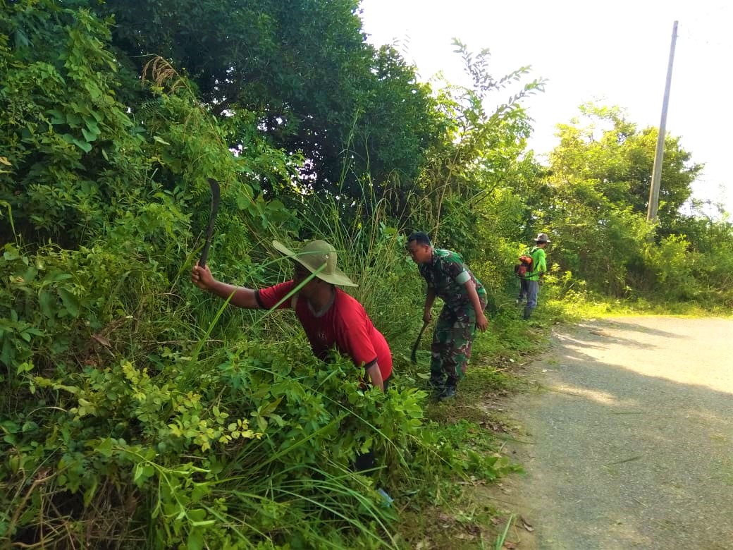 Babinsa Koramil 17/Jantho Jaga Tradisi Bergotong Royong Ditengah-Tengah Masyarakat