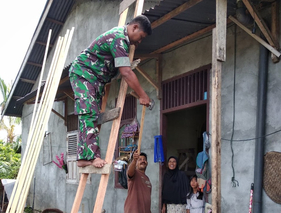 BABINSA KORAMIL 03/KAWAY XVI BANTU PERBAIKAN ATAP RUMAH SEORANG JANDA